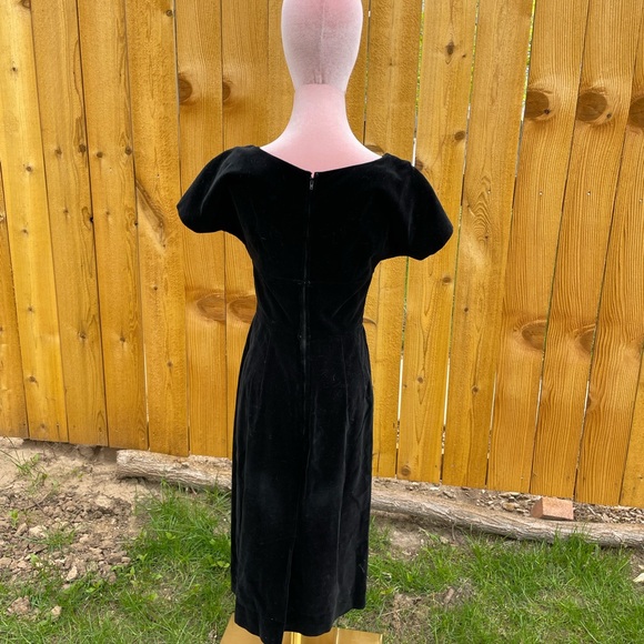 Vintage Kerrybrooke Black Velvet Dress with Rosette Detail 50s 60s - Picture 3 of 6